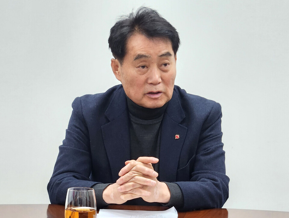 ▲ 하은호 군포시장이 전철 1호선과 4호선이 지나는 군포지역 6개 전철역에 대한 철도지하화 사업의 국가계획 반영을 위해 시민들의 관심과 적극적인 서명운동이 필요하다고 강조하고 있다.