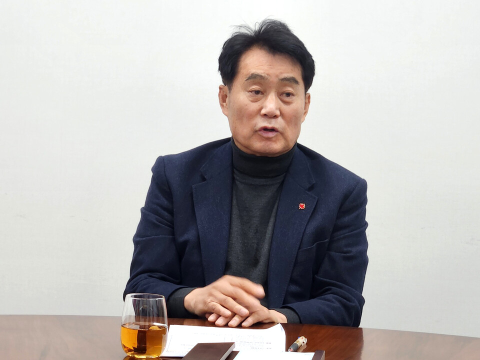 ▲ 하은호 군포시장이 전철 1호선과 4호선이 지나는 군포지역 6개 전철역에 대한 철도지하화 사업의 국가계획 반영을 위해 시민들의 관심과 적극적인 서명운동이 필요하다고 강조하고 있다.