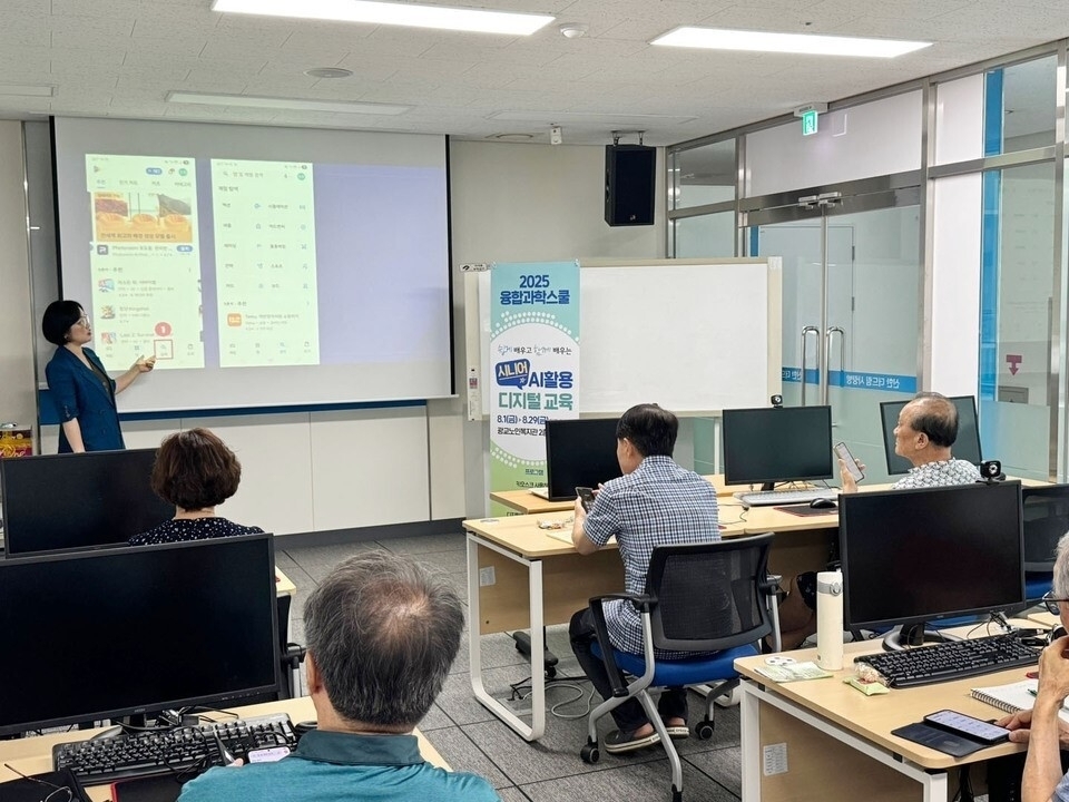 ▲‘시니어 AI활용 디지털 교육’에 참여한 노인들이 수업을 듣고 있는 모습. /사진제공=차세대융합기술연구원