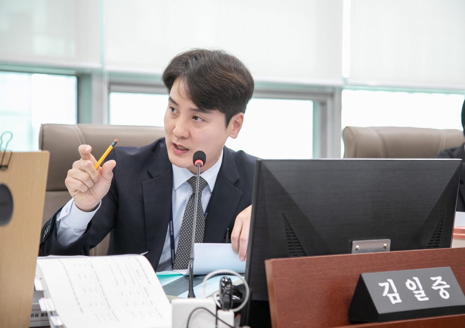 ▲ 지난 18일 열린 경기도의회 교육행정위원회의 경기도교육청 감사관 대상 행정사무감사에서 김일중 의원(국민의힘, 이천1)이 질의하고 있다. /사진제공=경기도의회