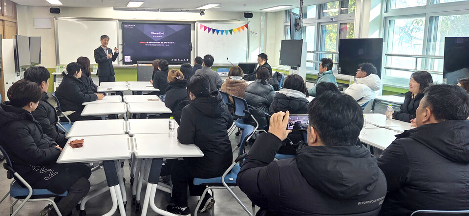 ▲ 엘리트 육성 야구클럽인 ‘수원북중SBC’ 학부모들이 19일 수원북중을 찾아 최근 논란이 된 명칭 사용 해지에 대해 학교측과 이야기를 나누고 있다.