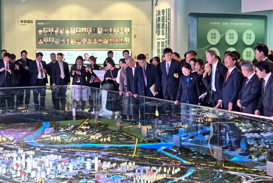 ▲ 19일 중국 산동성 지난시에 소재한 지난 국제의학센터에서 김승원(오른쪽 3번째) 의원과 노재헌(오른쪽 4번째) 주중국 대사가 관련 설명을 듣고 있다.