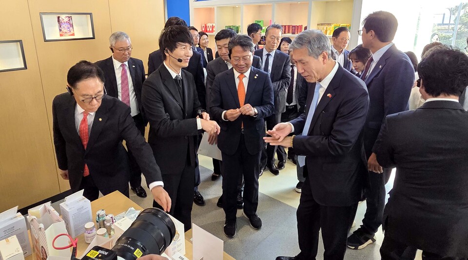 ▲ 19일 중국 산동성 지난시에 소재한 지난 한국헬스케어신기술체험관에서 김승원(왼쪽에서 3번째) 의원과 노재헌(왼쪽에서 4번째) 주중국 대사가 설명을 듣고 있는 모습.