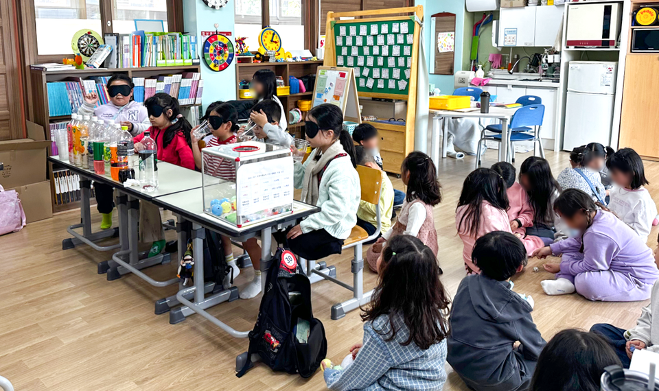▲ 갈담초등학교 학생들이 ‘블라인드 테스트’를 하고 있다. /사진제공=갈담초등학교