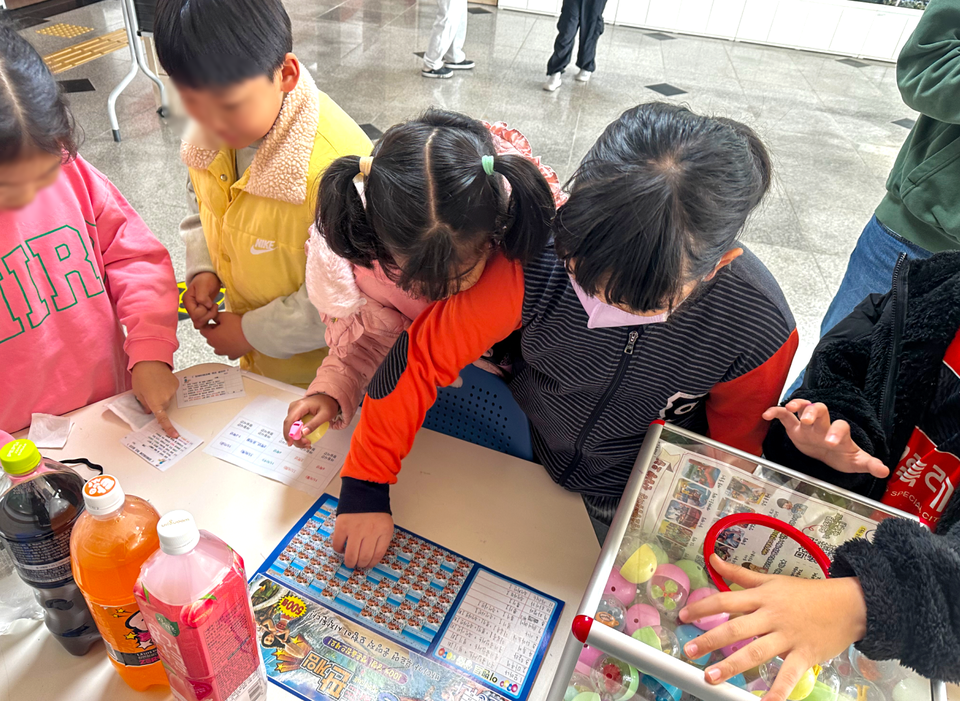 ▲ 갈담초등학교 학생들이 경품을 뽑고 있다./사진제공=갈담초등학교