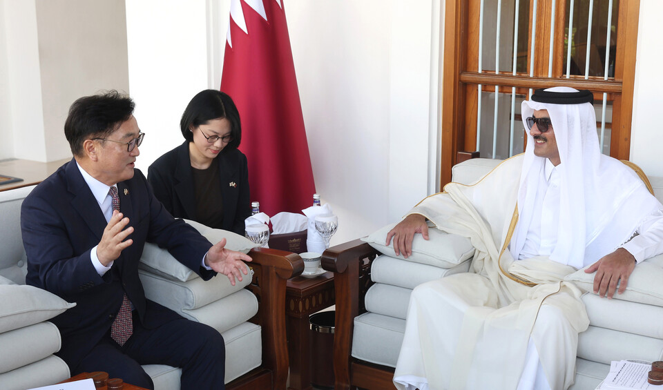 ▲ 우원식 국회의장(왼쪽)이 18일(현지시간) 카타르 도하에서 타밈 빈 하마드 알사니 국왕과 면담하고 있다. /사진제공=국회의장실