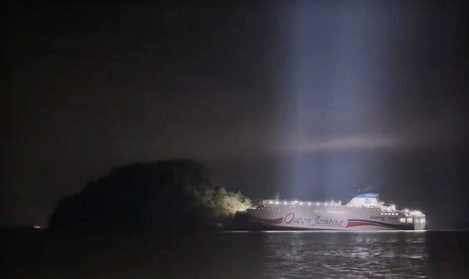 ▲ 19일 오후 8시 17분께 전남 신안군 장산면 장산도 인근 해상에서 여객선이 좌초됐다. 이 여객선은 승객 246명과 승무원 21명 등 267명을 태우고 제주에서 출발해 목포로 향하고 있었던 것으로 파악됐다. 해경은 현장에 경비정을 급파해 인명 피해와 선박 파공, 침수 여부 등을 확인하고 있다./연합뉴스