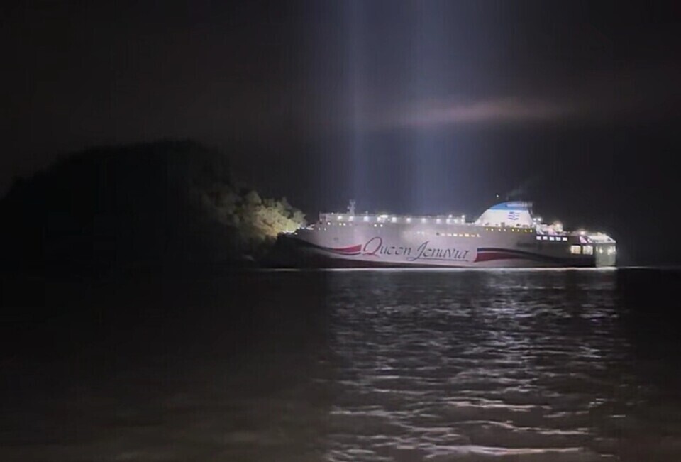 ▲ 19일 오후 8시17분쯤 전남 신안군 장산도 남방 족도에 여객선 퀸제누비아2호가 좌초돼 해경이 구조 작업을 벌이고 있다. /연합뉴스