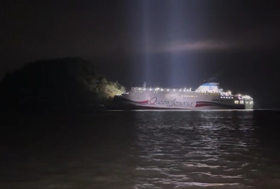 ▲ 19일 오후 8시 17분쯤 전남 신안군 장산도 남방 족도에 여객선 퀸제누비아2호가 좌초돼 해경이 구조 작업을 벌이고 있다. /연합뉴스