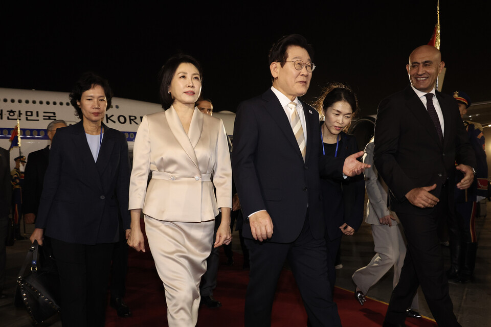 ▲ 이집트를 공식 방문한 이재명 대통령과 김혜경 여사가 19일(현지시간) 카이로 국제공항에 도착한 공군 1호기에서 내려 이동하고 있다. /연합뉴스