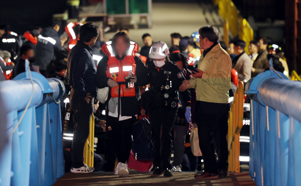 ▲ '놀란 가슴' 구조된 퀸제누비아2호 탑승객들. /연합뉴스