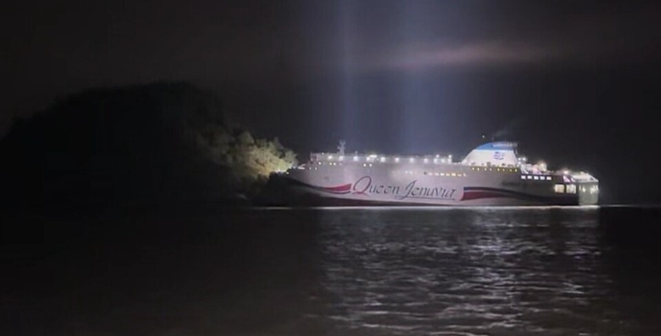 ▲ 19일 오후 8시17분쯤 전남 신안군 장산도 남방 족도에 여객선 퀸제누비아2호가 좌초돼 해경이 구조 작업을 벌이고 있다. /연합뉴스