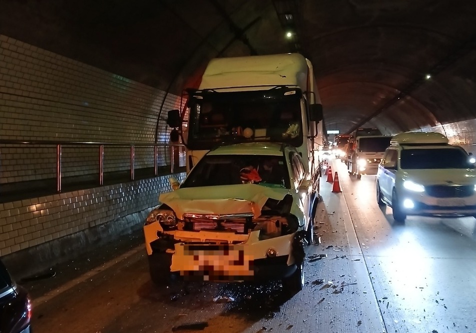 ▲ 지난 19일 오후 6시55분쯤 인천 중구 신흥동 북항터널 안에서 차량 4대가 추돌했다. /사진제공=인천소방본부