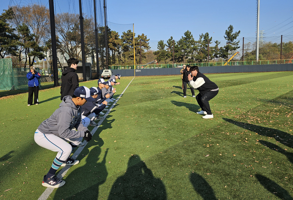 ▲ 선수들을 대상으로 코칭하는 류현진(오른쪽). /사진제공=류현진재단