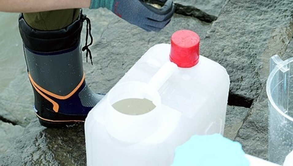 ▲ 정부의 인천 앞바다우라늄·중금속 검사 모습. /원자력안전위원회 제공