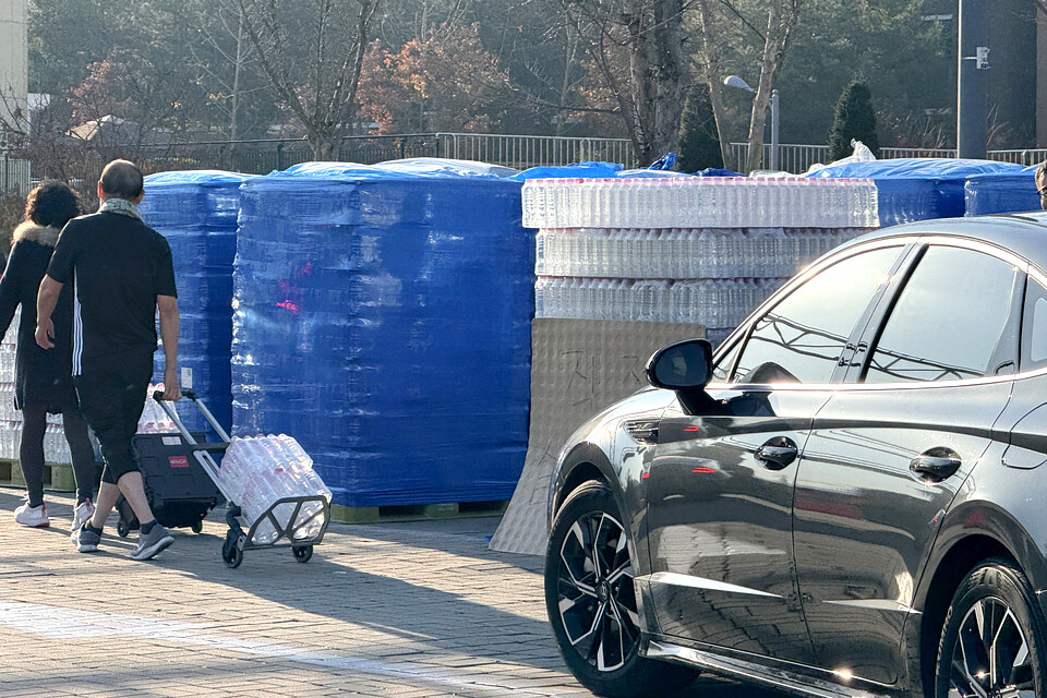 ▲ 파주시 동패동 운정건강공원관리소 앞 주차장에서 시민들이 생수를 가져가고 있다.