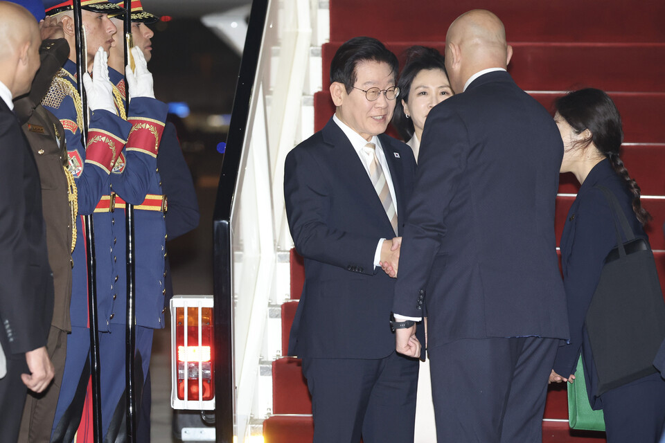 ▲ 이재명 대통령이 19일(현지시간) 이집트 카이로 국제공항에서 영접 인사들과 인사하고 있다. /연합뉴스