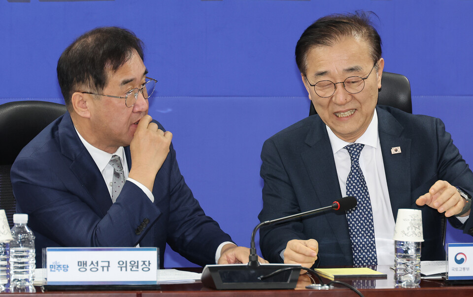▲ 20일 서울 여의도 국회 의원회관에서 열린 더불어민주당 국토위-국토교통부 당정협의에서 김윤덕 국토교통부 장관과 맹성규 국토교통위원장이 대화하고 있다. /연합뉴스