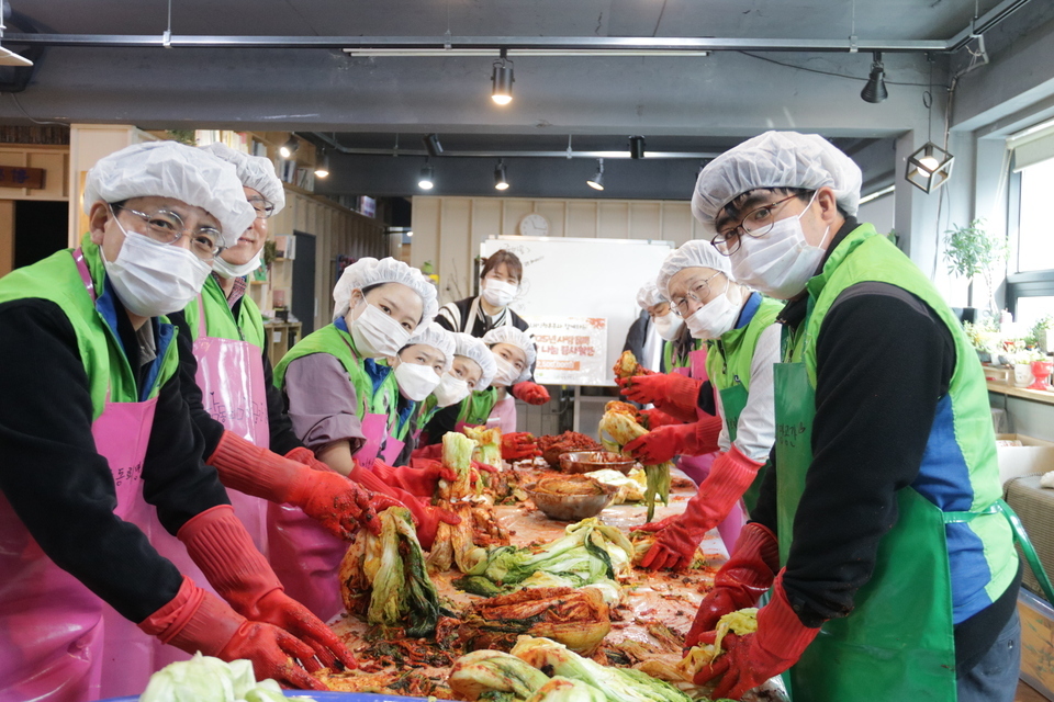 ▲20일 한국토지주택공사(LH) 인천지역본부는 김장철을 맞아 지역 소외계층을 위한 김장김치 나눔 행사를 진행했다./사진제공=LH 인천지역본부