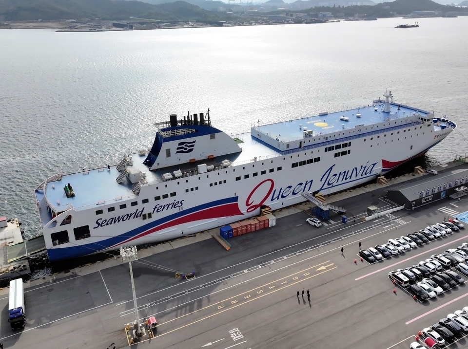 ▲ 20일 오전 전남 목포시 삼학부두에 여객선 '퀸제누비아2호'가 정박돼 있다. '퀸제누비아2호'는 전날 제주에서 267명을 태우고 목포로 향하던 중 신안군 장산면에 있는 족도(무인도)에 좌초됐다. /연합뉴스