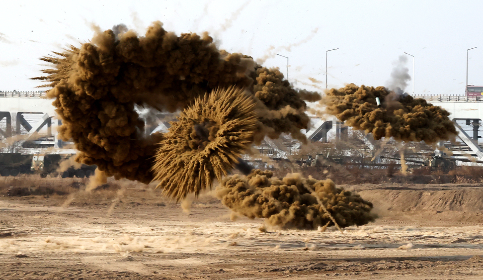 ▲ 군단 공세행동 합동 실기동훈련이 실시된 20일 오후 인천 서구 장도 종합 훈련장에서 17사단 K1E1 전차가 연막탄을 터뜨리고 있다. /이재민 기자 leejm@incheonilbo.com