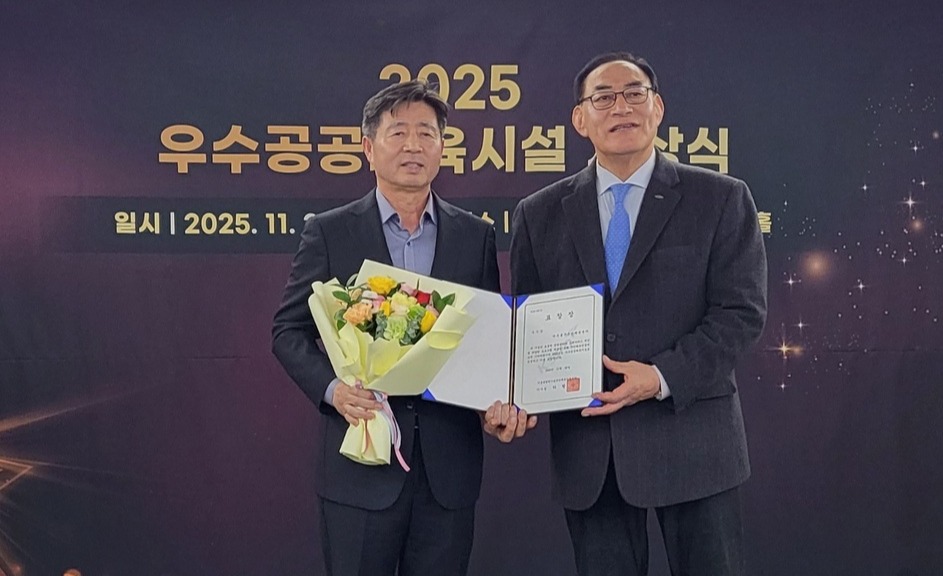 ▲‘2025년 전국 우수공공체육시설 공모 사업’에서 우수상을 수상한 미추홀구 국민체육센터. 사진은 시상식에서 꽃다발과 함께 표창장을 받고 기념사진을 촬영하고 있는 박종구 미추홀구시설관리공단이사장(사진 왼쪽). /사진제공=미추홀구시설관리공단이사장