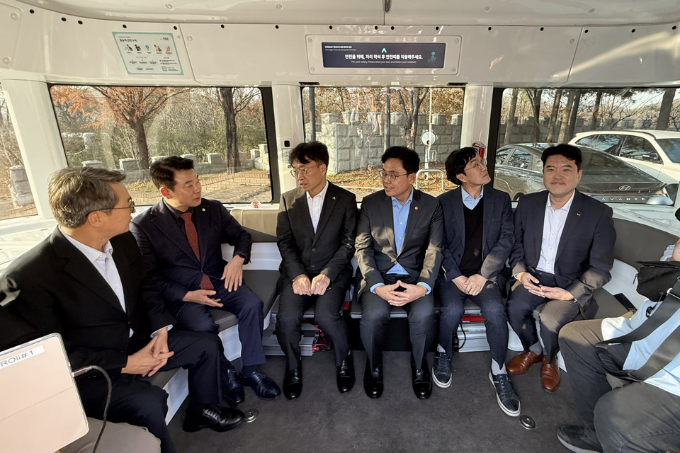 ▲ 김동연(왼쪽 첫 번째) 경기도지사, 박정(왼쪽 두 번째) 국회의원, 이용욱(왼쪽 네 번째) 도의원과 업계 관계자들이 무인자율주행차 ‘ROii(로이)’ 시승을 하고 있다. /오윤상 기자 oys@incheonilbo.com