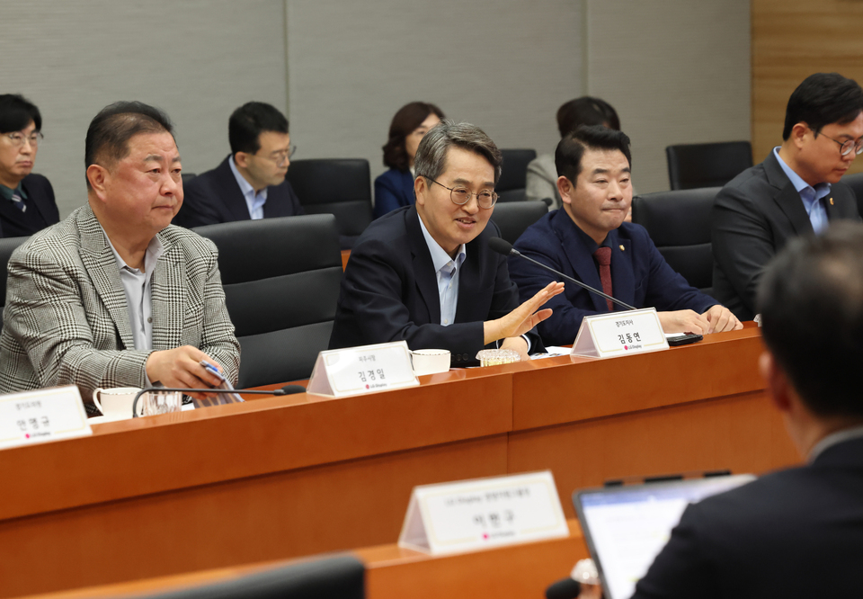 ▲ 김동연 경기도지사가 20일 파주 LG디스플레이 국내복귀 투자현장을 방문해 간담회를 하고 있다. /사진제공=경기도