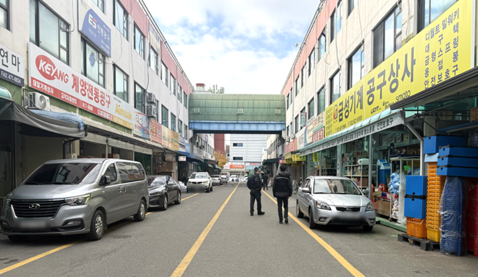 ▲지난 18일 인천 남동국가산업단지의 한 상가 거리.공구와 작업복 매장이 밀집한 지역이지만, 최근 제조업 경기 둔화로 평일 낮에도 인적이 드문 모습이다.