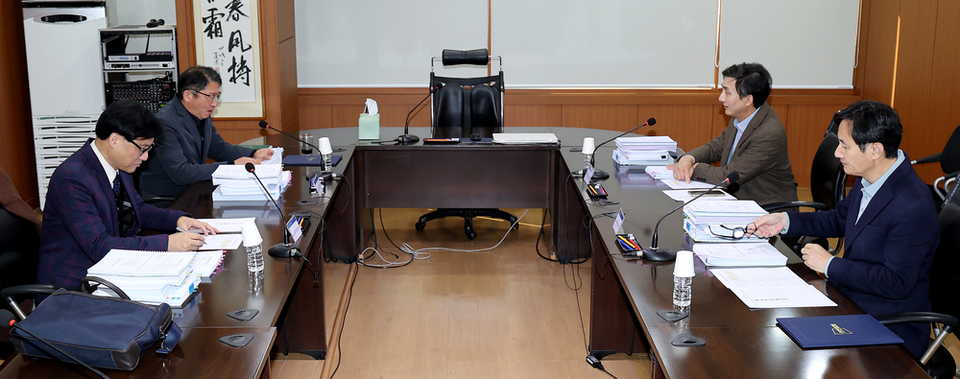 ▲ 지난 19일 인천 중구 인천일보 회의실에서 심사위원들이 '제10회 인천의정대상'을 심사하고 있다. /양진수 기자photosmith@incheonilbo.com