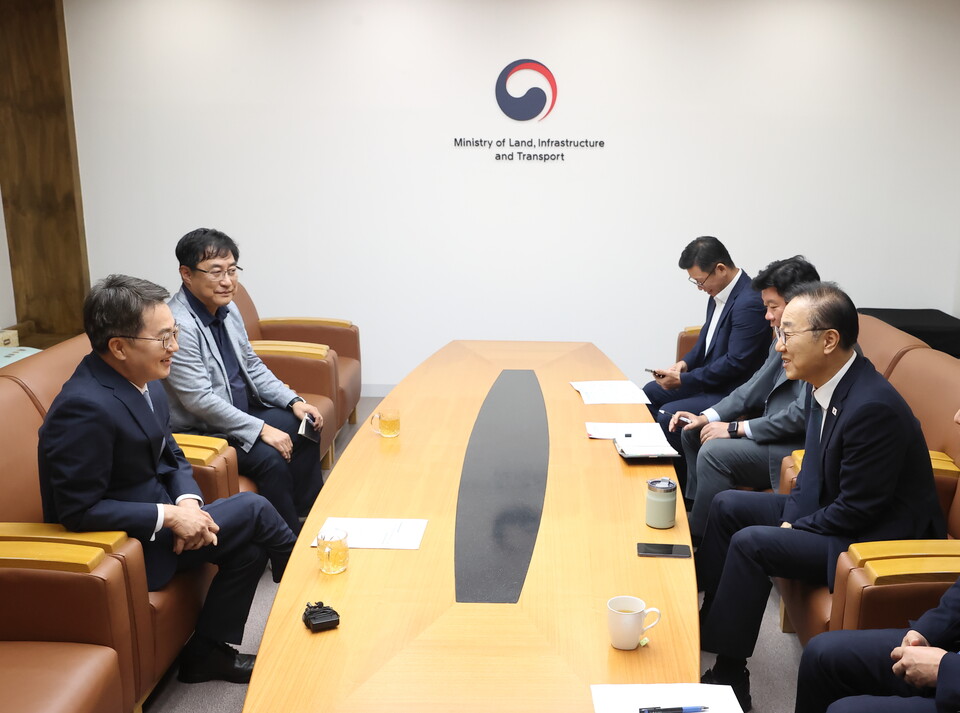 ▲ 김동연 경기지사가 지난 9월 김윤덕 국토교통부 장관을 만나 수도권 철도 확충에 대해 건의하고 있다. /사진제공=경기도