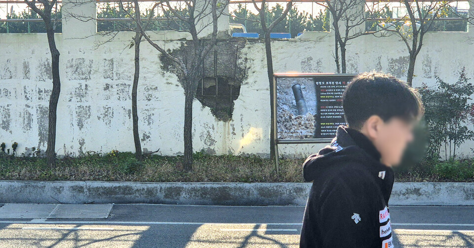 ▲ 19일 오전 인천 옹진군 연평도 중부리에서 15년 전 포탄이 떨어진 장소를 주민이 지나가고 있다./안지섭 기자 ajs@incheonilbo.com