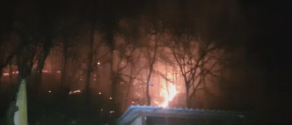 ▲ 연천군 전곡읍 간파리에서 산불이 발생해 소방당국이 진화 작업을 벌이고 있다./사진제공=북부소방재난본부