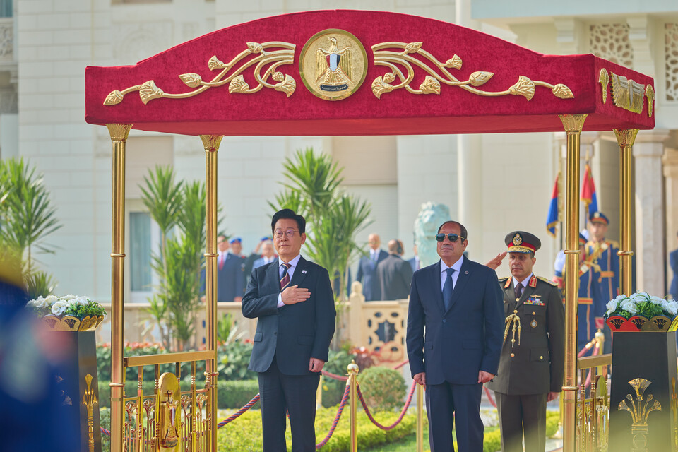 ▲ 이재명 대통령이 20일(현지시간) 이집트 카이로 대통령궁에서 열린 공식 방문 환영식에서 국기에 경례하고 하고 있다. 오른쪽은 압델 파타 알시시 이집트 대통령. /연합뉴스