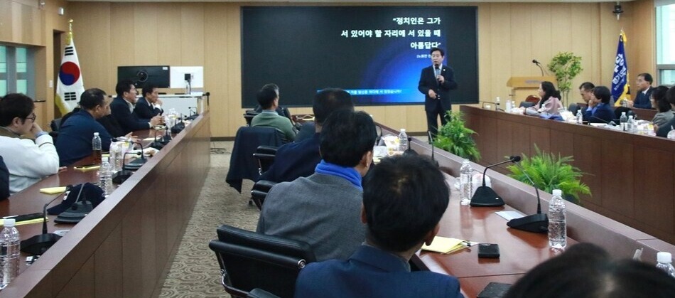 ▲ 대진대학교 국제회의실에서 열린 ‘2026 포천·가평 지방자치 민주대학’에서 출마 예정자와 당원들이 강의를 듣고 있다. /사진제공=더불어민주당