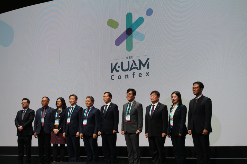 ▲ 지난 20일 인천 연수구 송도컨벤시아에서 열린 제5회 K-UAM 컨펙스 개막식에서 내빈들이 기념사진을 촬영하고 있다. /사진제공=인천시