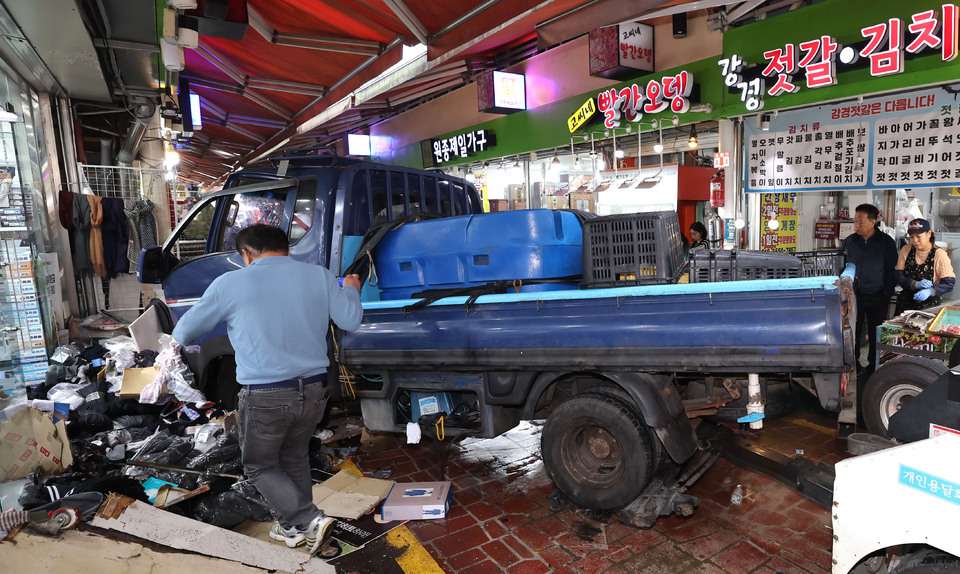 ▲ 13일 오전 부천시 오정구 제일시장에서 A 씨가 몰던 1톤 트럭이 시장 인도로 돌진하는 사고가 발생했다. 이사고로 현재까지 3명이 숨지고 21명이 다쳤다.사진은 사고 현장 모습./인천일보