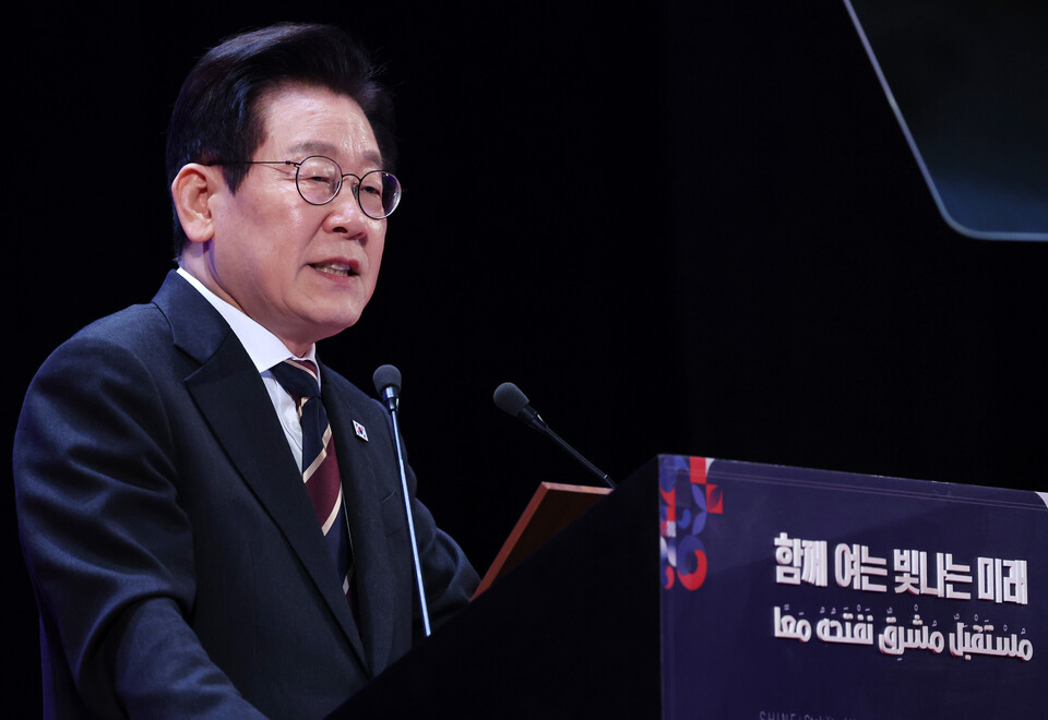 ▲ 이집트를 공식 방문 중인 이재명 대통령이 20일(현지시간) 카이로대학에서 '함께 여는 빛나는 미래'를 주제로 연설하고 있다. /연합뉴스