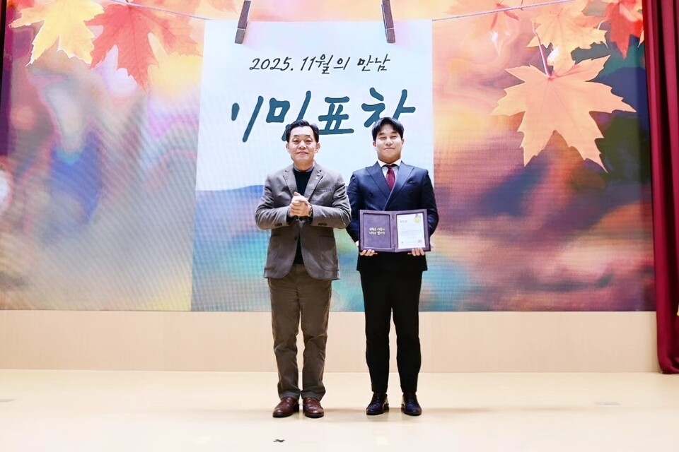 ▲ 취약계층 아동 봉사활동에 나서온 남승철(38) 청년(대승통신 대표, 오른쪽)이 최근 이재준 수원시장으로부터 모범시민 표창을 받았다. /사진제공=수원시