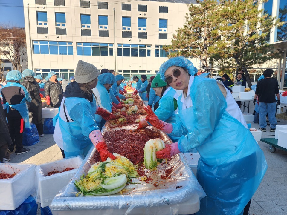 ▲ 동두천 한국전기공사협회경기북부협회가 후원한 취약계층 김장 지원 사업을 진행하고 있다./사진제공=김태훈 기자