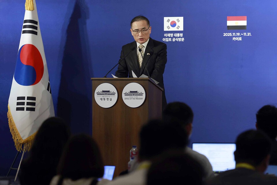 ▲ 위성락 국가안보실장이 20일(현지시간) 이집트 카이로 한 호텔의 한국프레스센터에서 이재명 대통령과 압델 파타 알시시 이집트 대통령의 정상회담에 대한 브리핑을 하고 있다. /연합뉴스