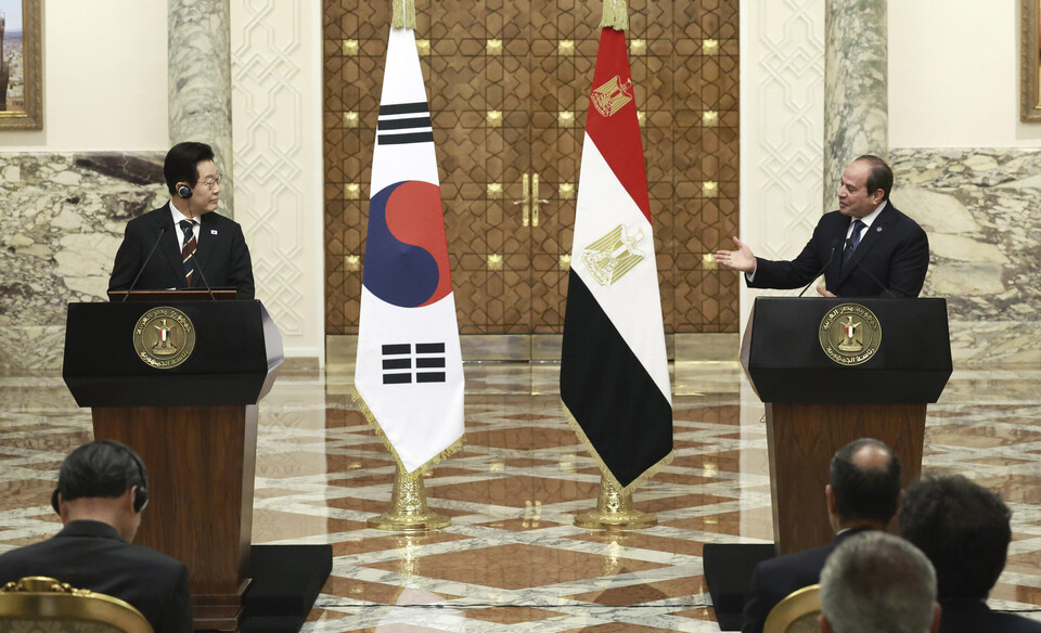 ▲ 이재명 대통령과 압델 파타 알시시 이집트 대통령이 20일(현지시간) 이집트 카이로 대통령궁에서 공동언론발표를 하고 있다. /연합뉴스