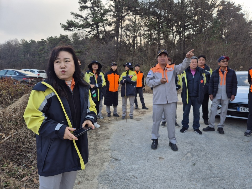 ▲ 지난 19일 이천시 의용소방대원들이 실종자 수색회의를 실시하는 모습. /사진제공=이천소방서