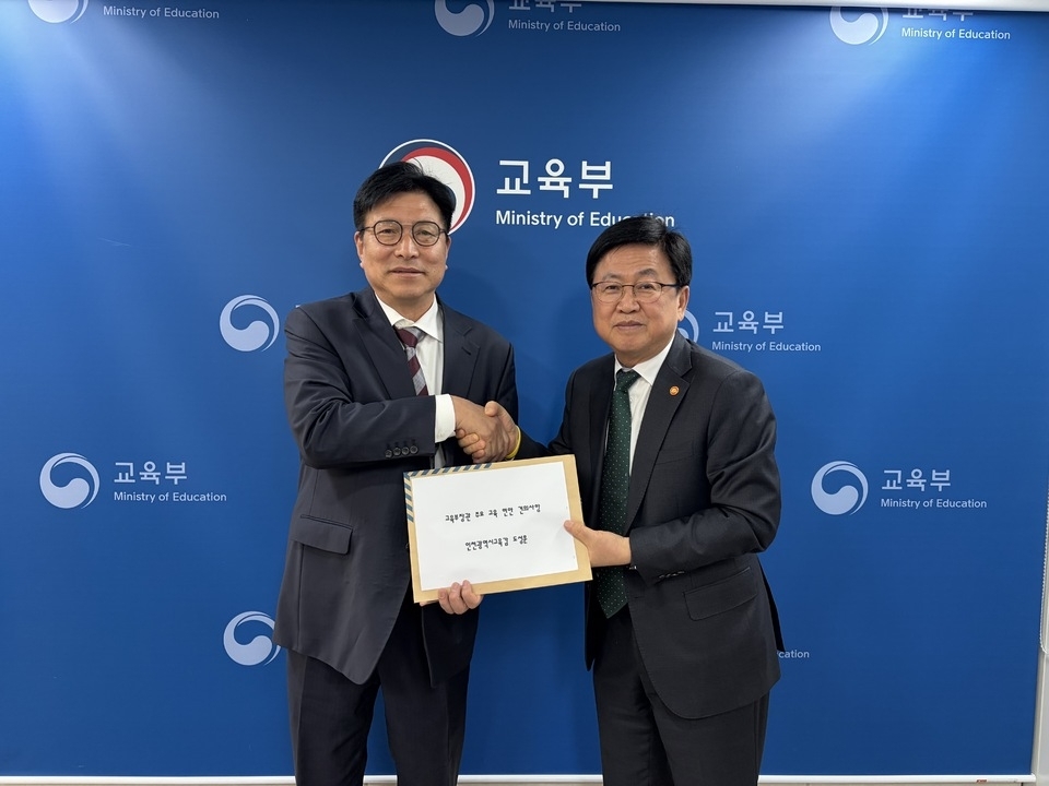 ▲ 도성훈 인천시교육감은 21일 최교진 교육부 장관과 만나 고등학교 교육 현안 해소, 국정과제의 원활한 이행을 위한 정원확대, 교원의 안정적 교육활동 보호 및 지방교육자치 강화, 서해 5도 교원 처우 개선 등 핵심 교육과제를 전달하며 실효성 있는 제도 개선을 요청했다. /사진제공=인천시교육청