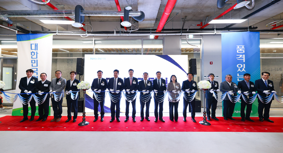 ▲ 21일 열린 NH농협은행 부평금융센터 준공식에 정해권 인천시의회 의장, 유경희 인천시의회 문화복지위원장, 오승철 NH농협은행 인천본부장 등 주요 내빈과 지역농협 조합장, 지역사회 관계자들이 참석했다. /사진제공=NH농협은행 인천경영지원단