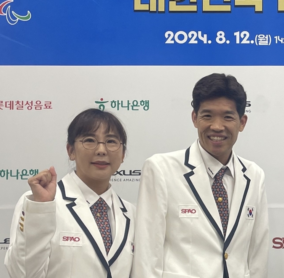 ▲ 지난해 2024 파리 패럴림픽대회 대한민국 선수단 결단식에 참가한 김황태(오른쪽)과 핸들러로 함께 메달 도전에 나서는 그의 아내 김진희. /사진제공=인천광역시장애인체육회