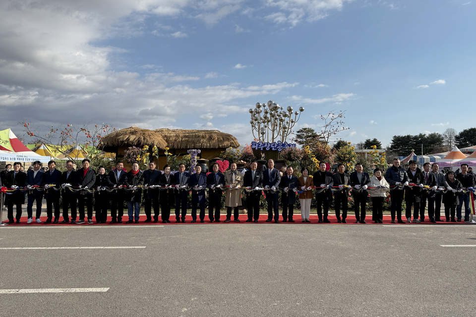 ▲ ‘제29회 파주장단콩축제’ 주요 참석자들이 테이프 커팅식을 하고 있다.