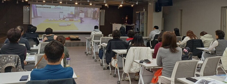 ▲ 스포츠복지사 자격증 과정 수강생들이 22일 인천대 제물포캠퍼스평생교육원에서 전문강사가 진행하는 수업에 참여하고 있다. /이민주 기자 coco01@incheonilbo.com