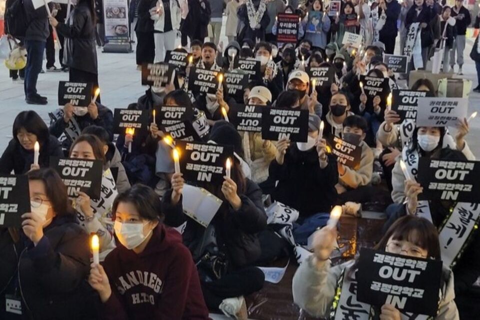 ▲ ‘학폭OUT 학부모 시민모임’이 지난해 11월 9일 오후 6시부터 성남시 분당구 서현역 5번 출구 앞 로데오거리에서 학폭 근절을 촉구하는 ‘제1회 촛불집회’를 진행하고 있다. /인천일보 DB