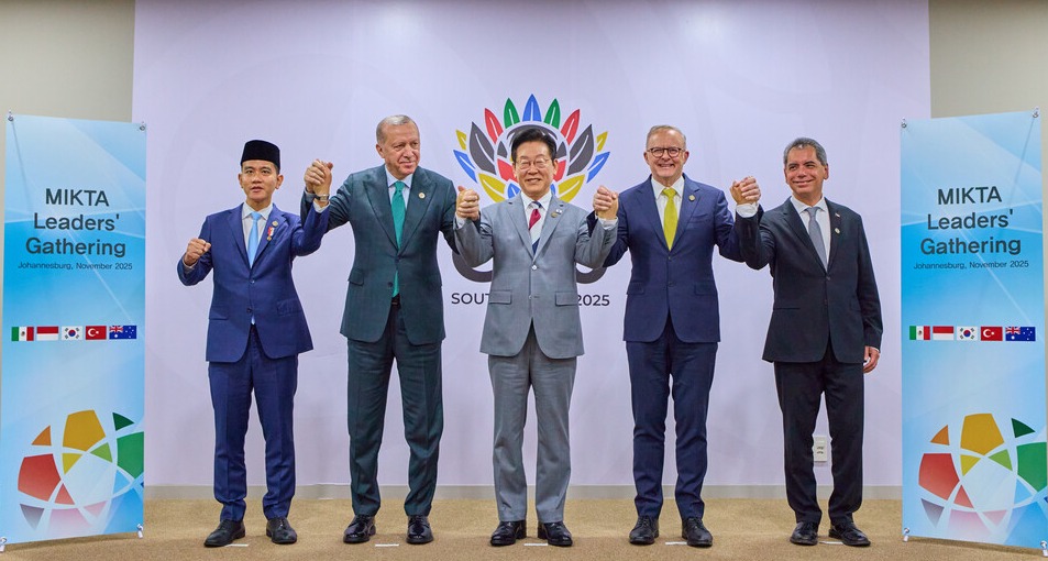 ▲ 이재명 대통령이 22일(현지시간) 주요 20개국(G20) 정상회의가 열리는 남아프리카공화국 나스렉 엑스포센터에서 열린 한-믹타 정상회동에서 기념촬영을 하고 있다. 믹타(MIKTA)는 한국, 멕시코, 인도네시아, 튀르키예, 호주 등 5개국 협의체이다. 왼쪽부터 기브란 라카부밍 라카 인도네시아 부통령, 레제프 타이이프 에르도안 튀르키예 대통령, 이 대통령, 앤서니 앨버니지 호주 총리, 에드가르 아브람 아마도르 사모라 멕시코 재무부 장관. /연합뉴스